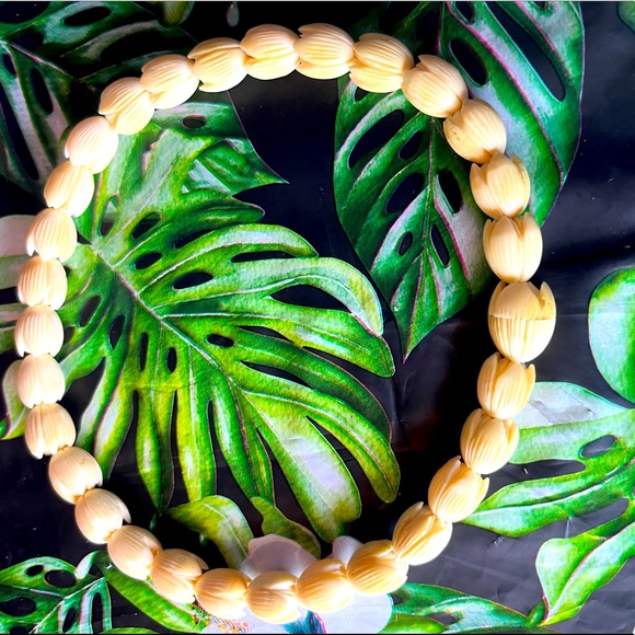 Vintage 🏝Bovine Carved Pikake Lei Hawaiian necklace - Picture 3 of 10